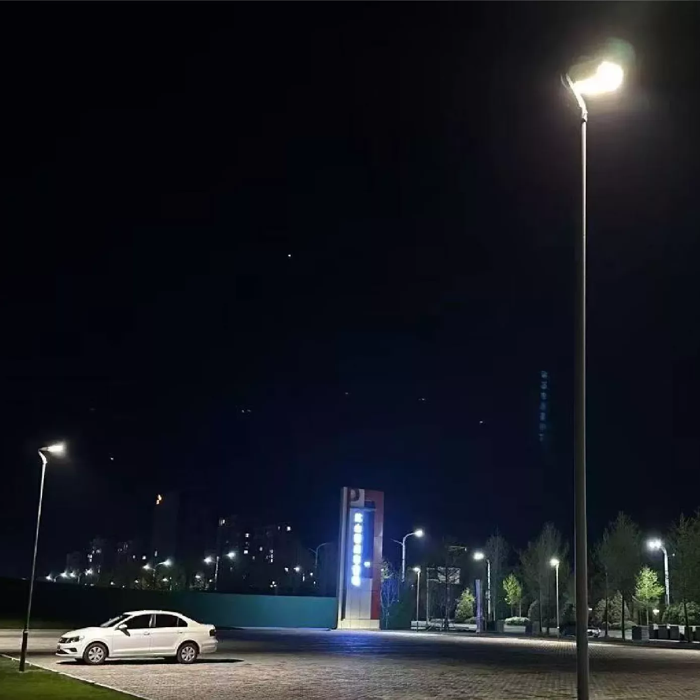solar-area-light-parking-lot- (1)_1832_1832_1385_1385.jpg